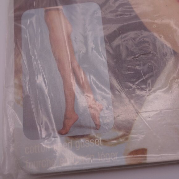 Vintage COVER GIRL One Size All Sheer Sandalfoot Vanilla Yogurt 4010 Pantyhose - Picture 2 of 14
